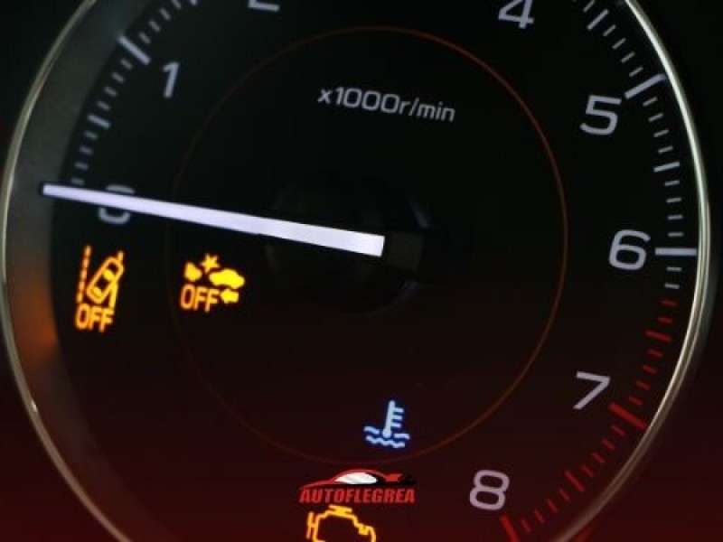 Auto con spia accesa: cosa fare e quando andare in officina