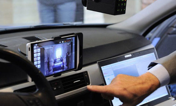Nuove tecnologie al volante: l'auto del futuro ci guiderà.